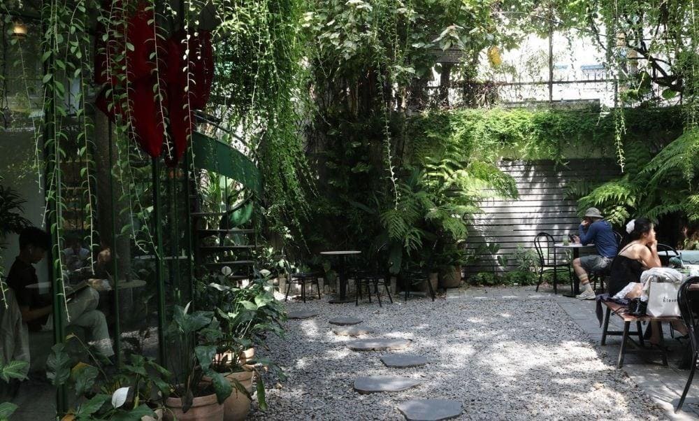 Qu&aacute;n Beanthere c&oacute; kh&ocirc;ng gian xanh m&aacute;t mang lại cảm gi&aacute;c thư th&aacute;i